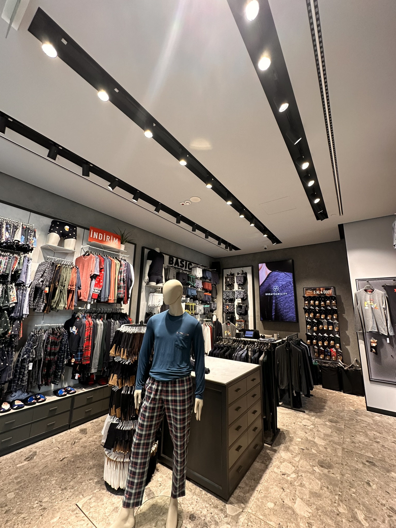 UOMO MAĞAZALARI (10+) görseli 2