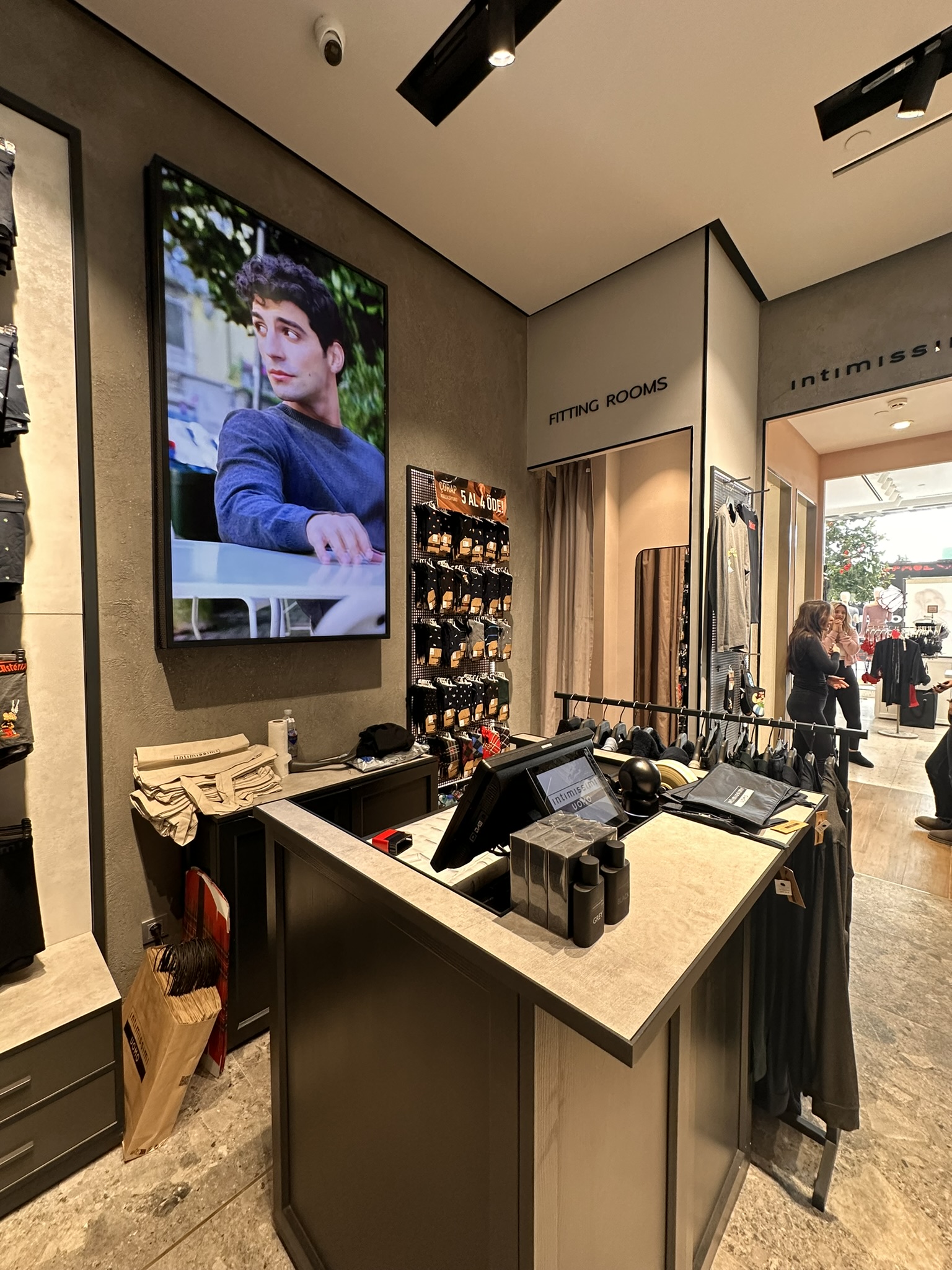 UOMO MAĞAZALARI (10+) görseli 3